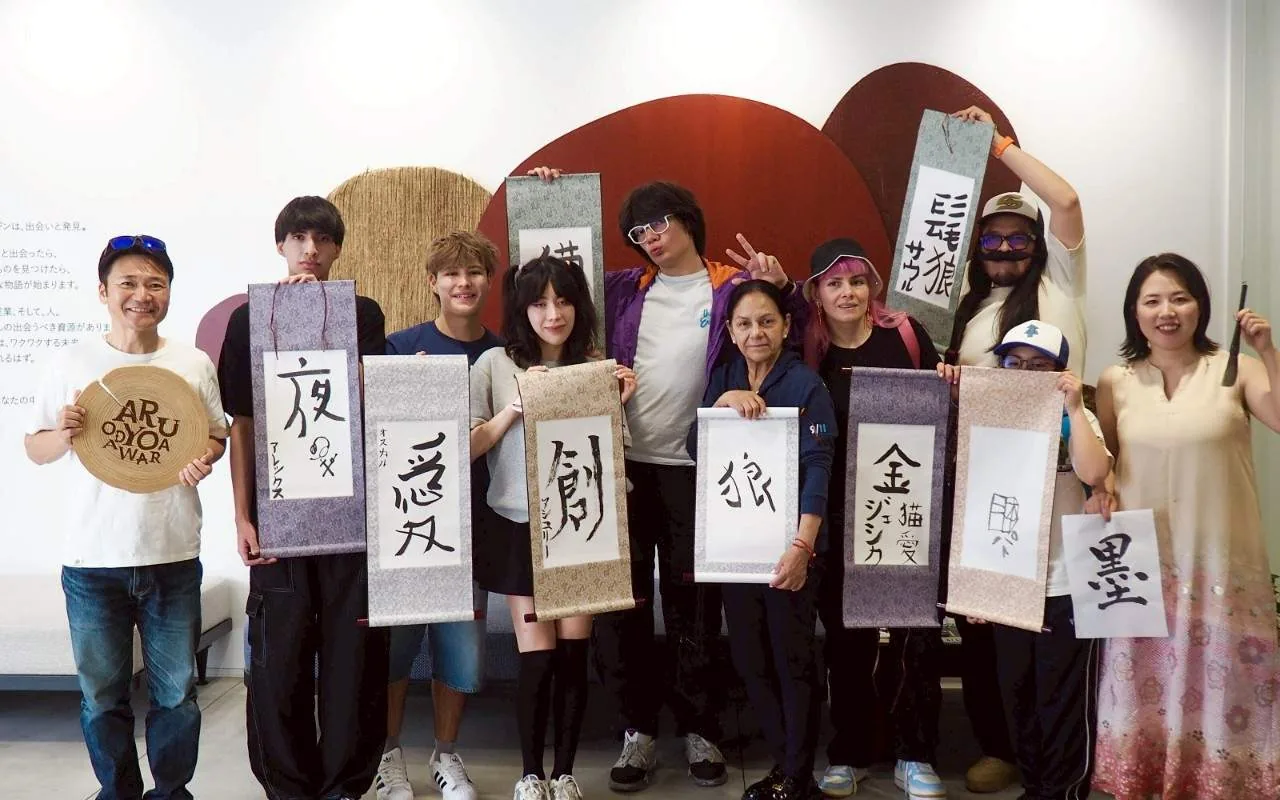 A large group of guests holding up their calligraphy works